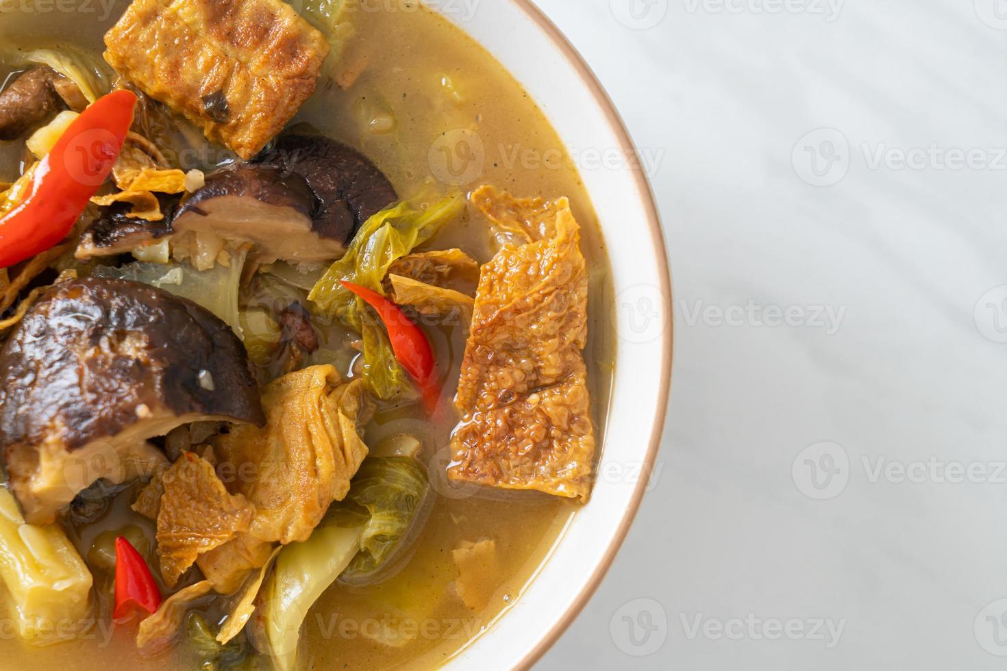 zuppa di cavolo sottaceto bollito e zucca amara foto