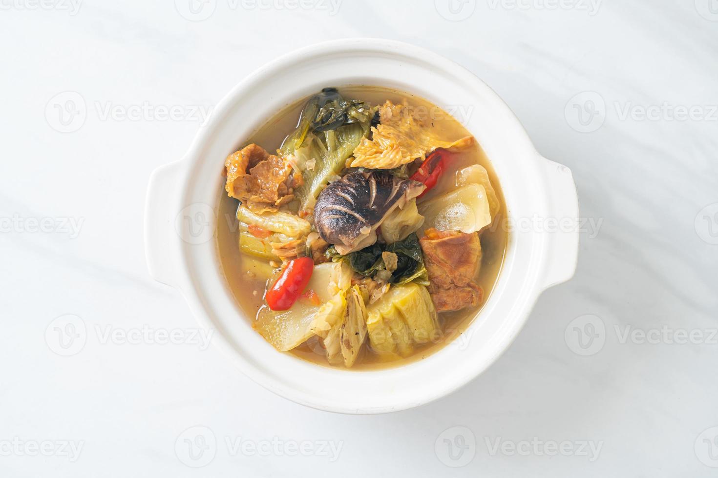 zuppa di cavolo sottaceto bollito e zucca amara foto