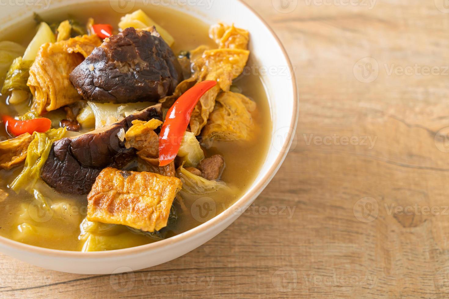 zuppa di cavolo sottaceto bollito e zucca amara foto