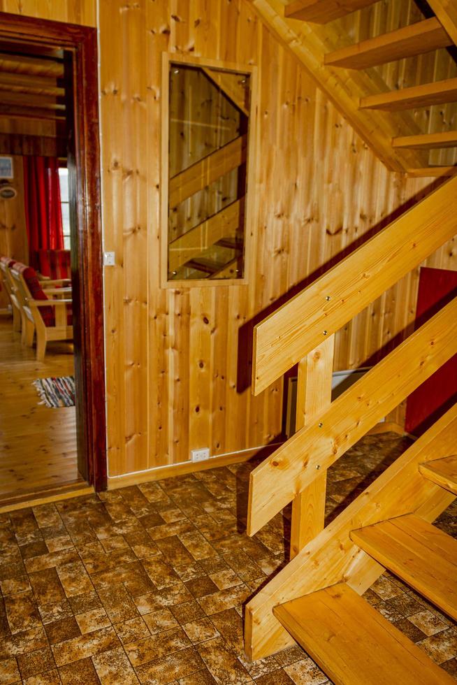 decorazione d'interni vacanza cottage. corridoio in legno con porte in norvegia foto