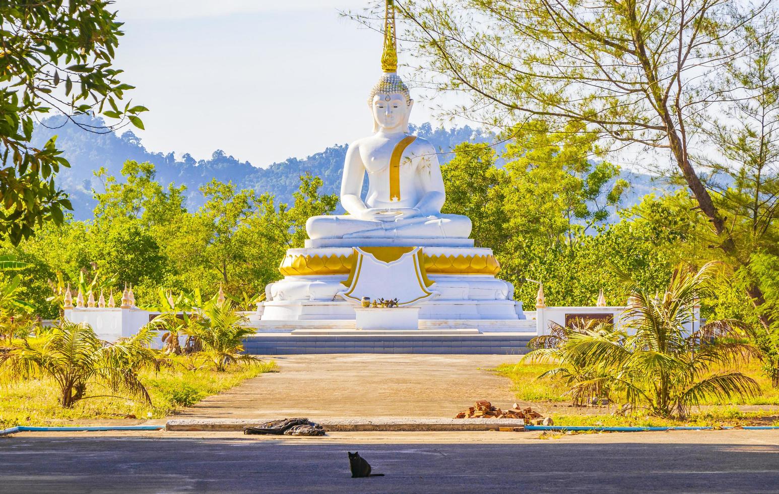 grande buddha bianco wat phadung tham phothi tempio khao lak foto