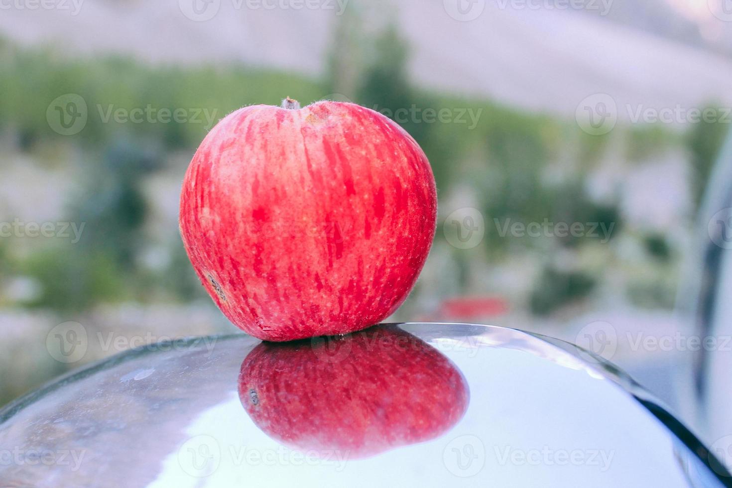 primo piano di mela rossa fresca foto