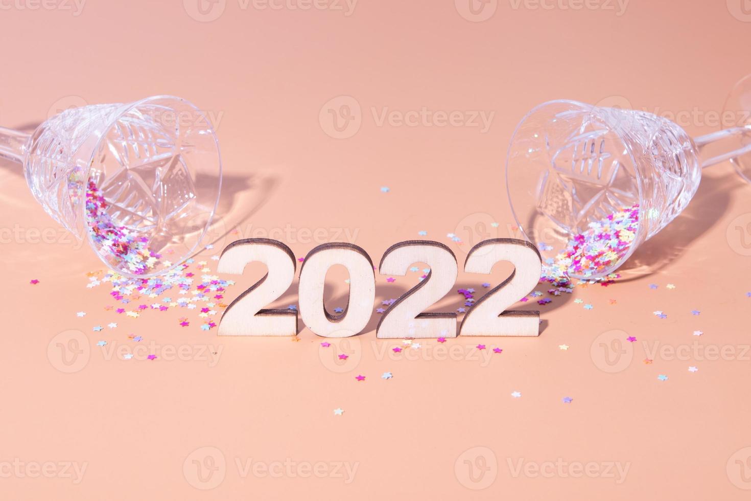 festivo capodanno piatto con numeri 2022 e ombre dure con occhiali e decorazioni lucide foto