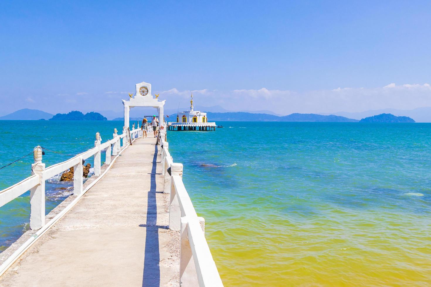 tempio tailandese nell'acqua e paradiso koh phayam thailand foto