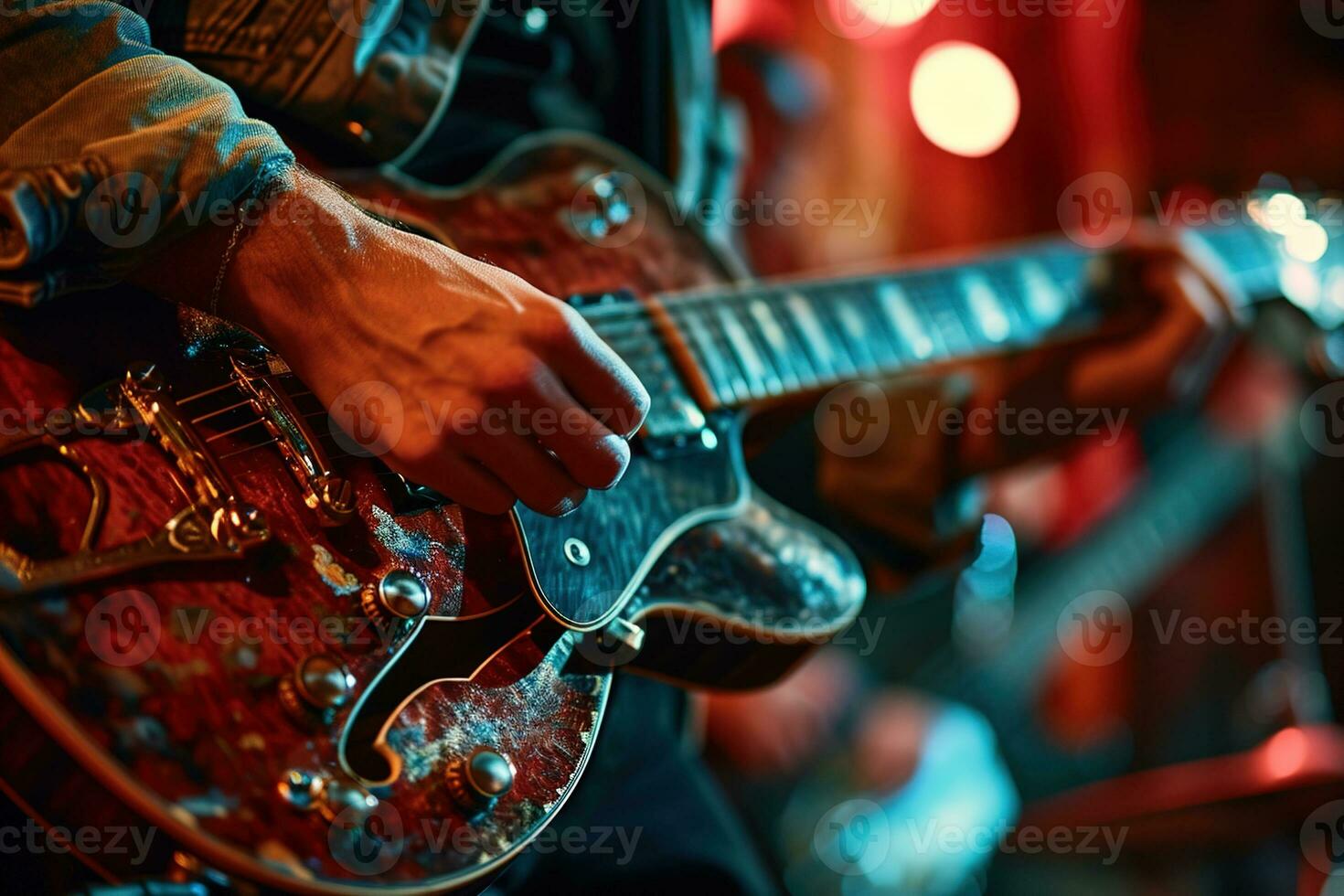 ai generato un' chitarrista nel un' denim giacca magistralmente giochi un' Vintage ▾ Marrone chitarra nel un' bar a un' concerto foto