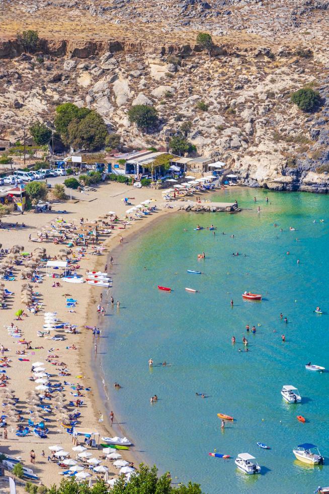 panorama della baia della spiaggia di lindos con acqua cristallina turchese rodi grecia foto