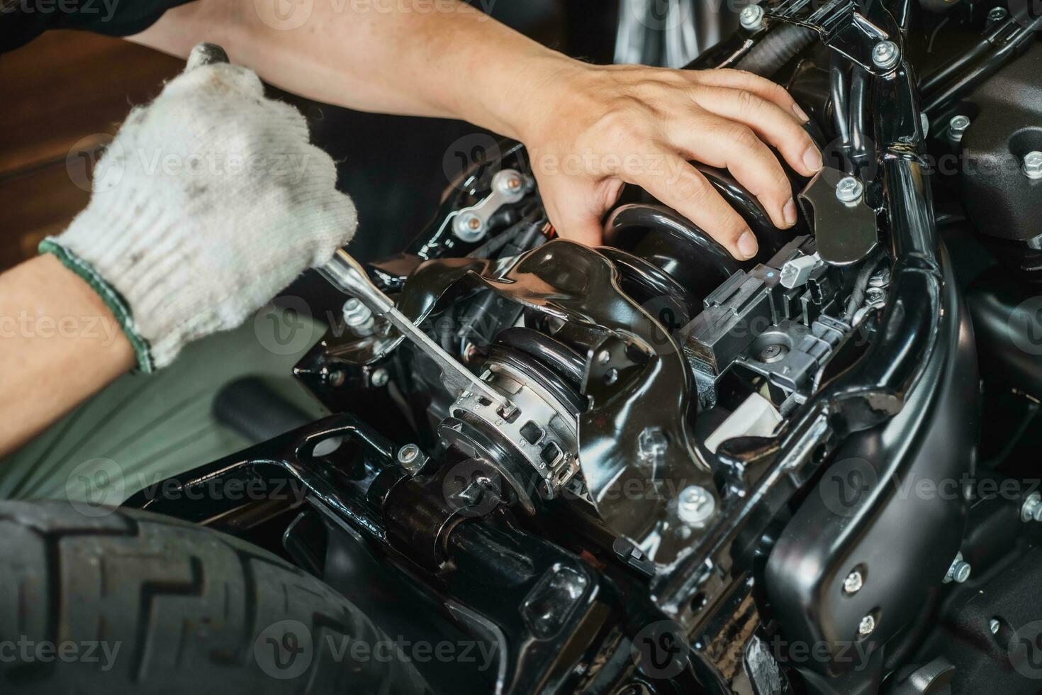 motociclo meccanico uso chiave chiave inglese per impostato il precarico e bloccato il primavera posatoi ,riparazione e Manutenzione motociclo concetto.selettivo messa a fuoco foto