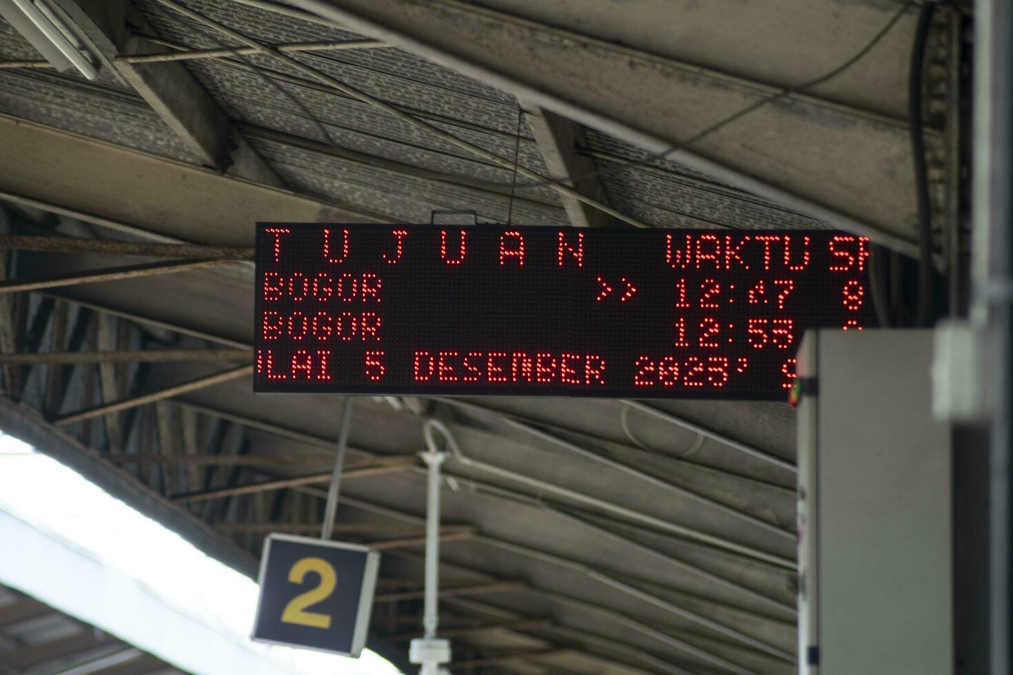 digitale treno arrivo informazione tavola nel Indonesia foto