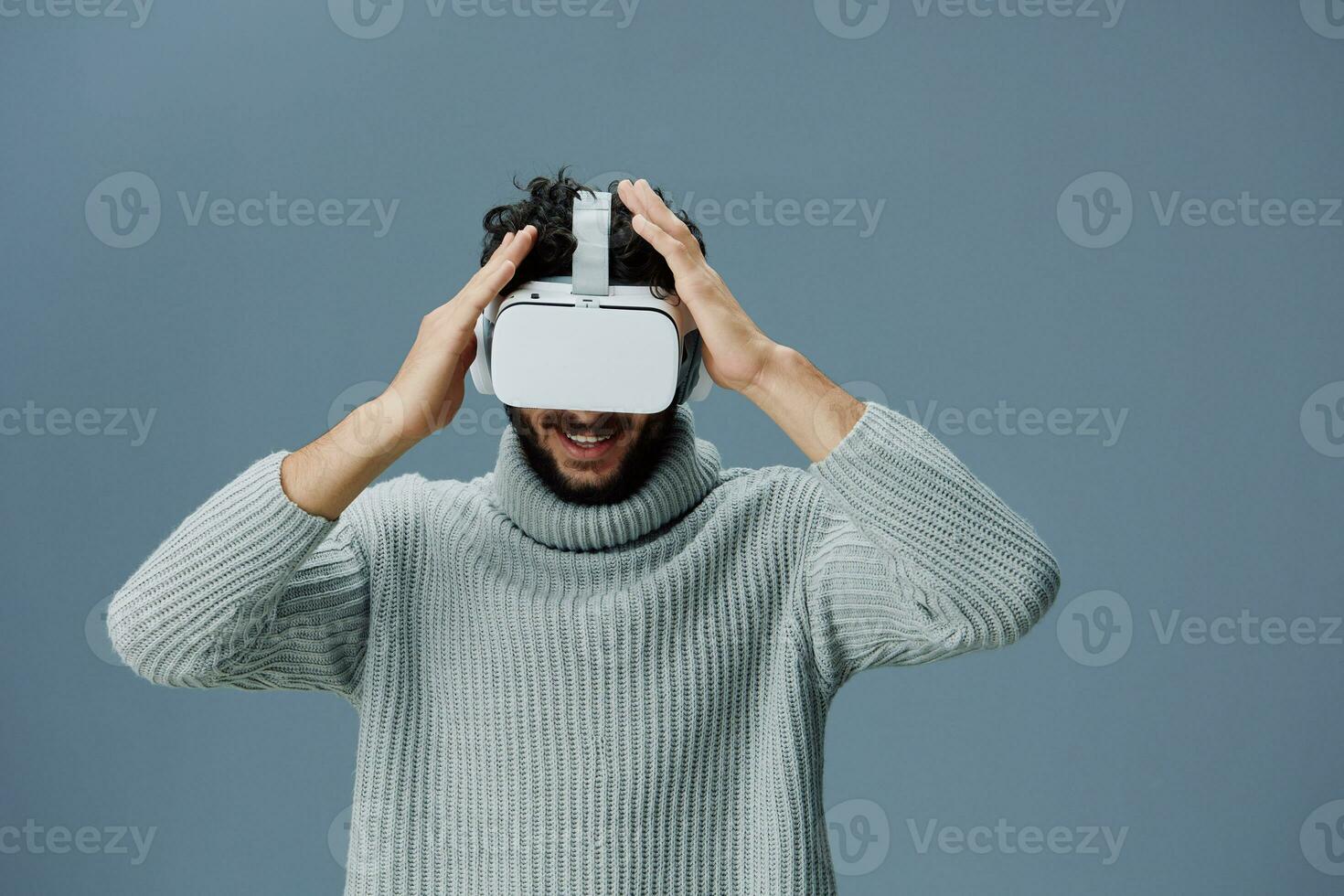 uomo giocare giovane futuro tecnologia occhiali moderno vr bicchieri simulazione futuristico divertimento foto