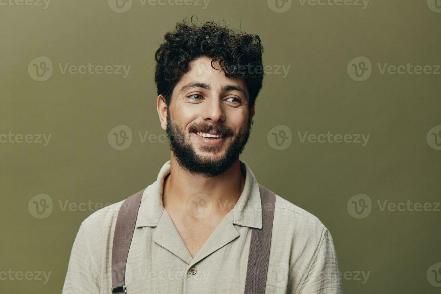 bello uomo fiducia giovane tipo Sorridi ritratto freddo allegro isolato contento guardare viso adulto foto