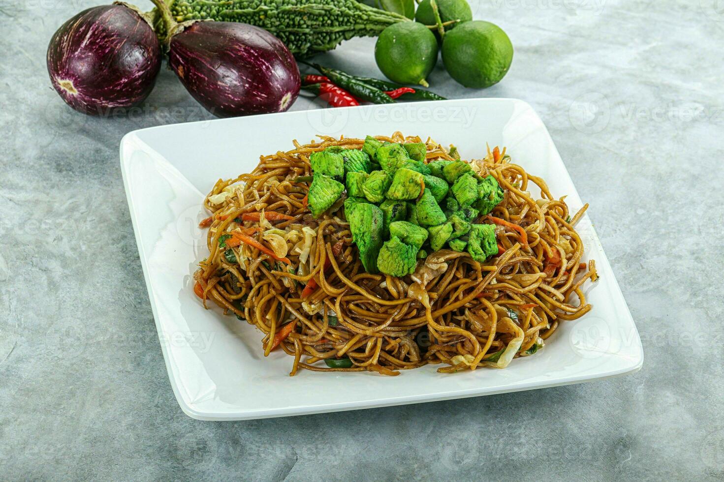 agitare fritte tagliatelle con pollo foto