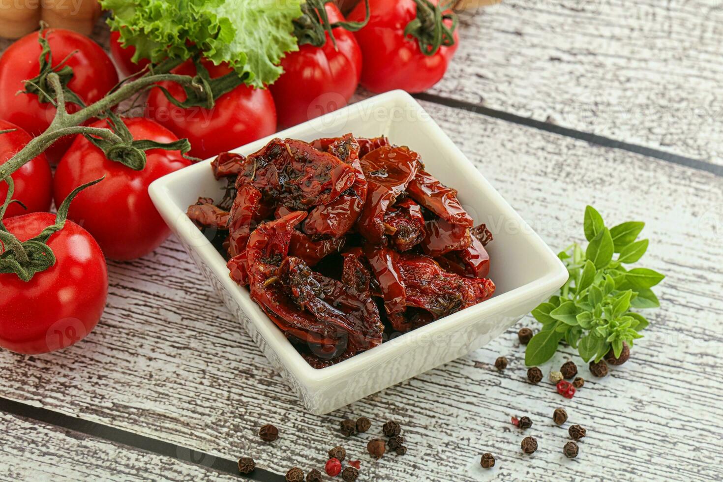 pomodori secchi con olio d'oliva foto