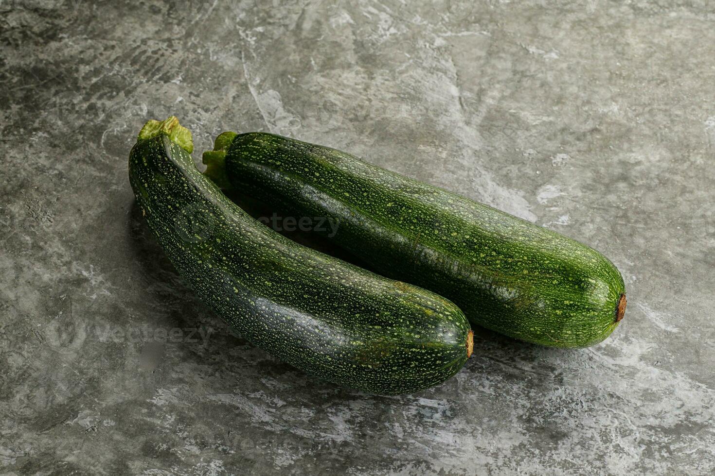 crudo giovane piccolo verde zucchine foto