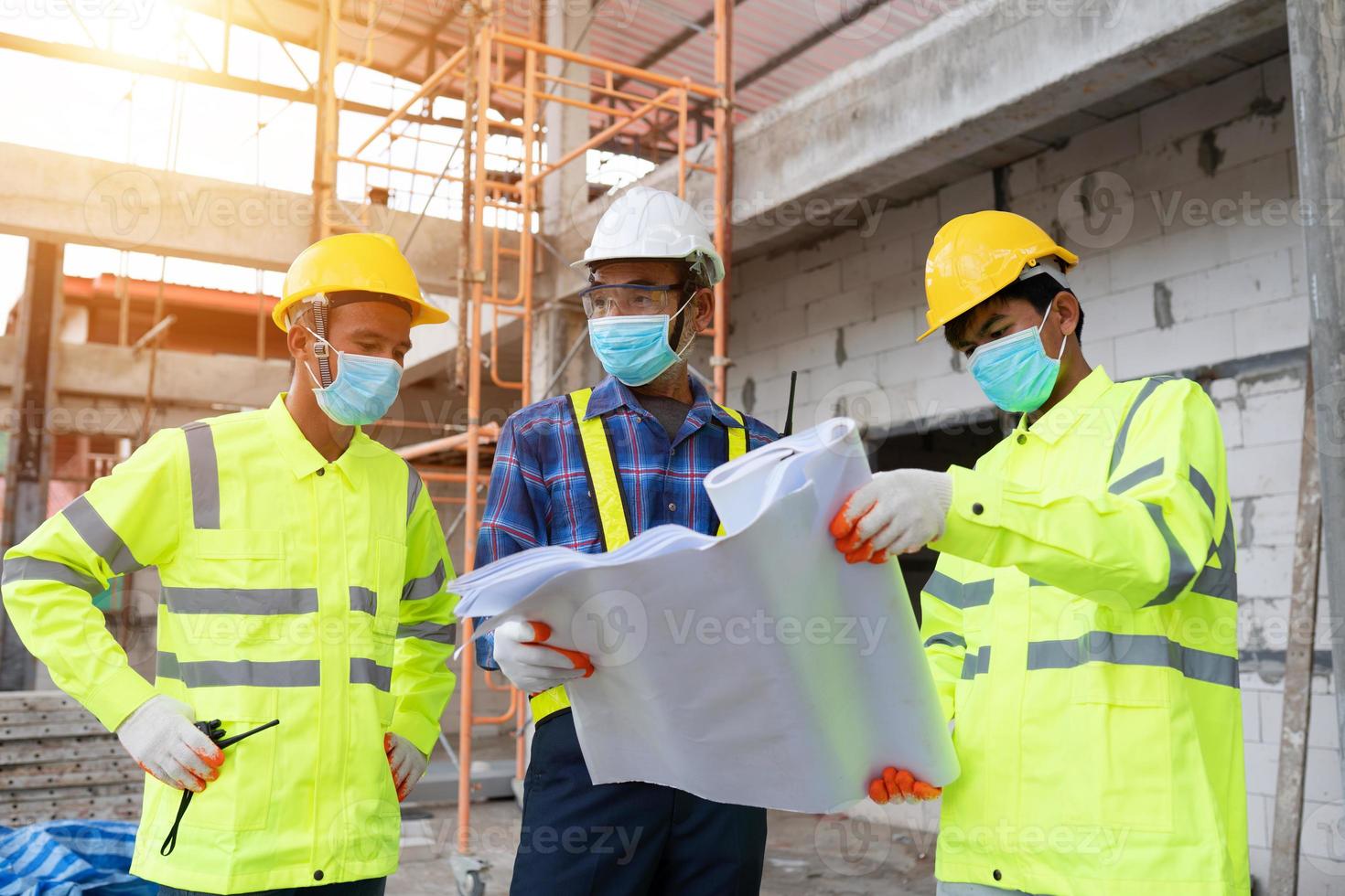 costruire l'ingegneria e il progetto di lettura del lavoratore nel cantiere foto