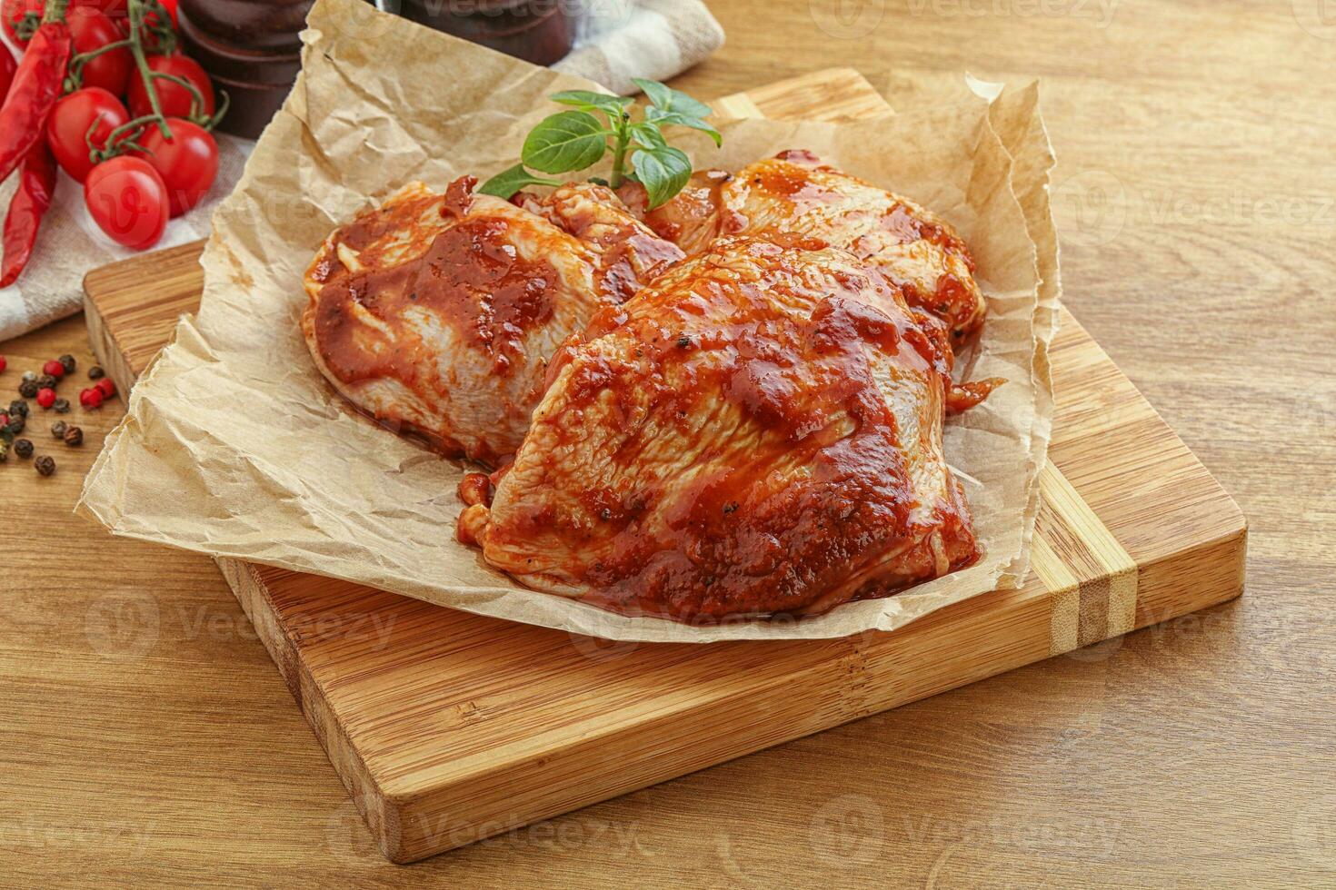 coscia di pollo marinata in salsa di pomodoro foto