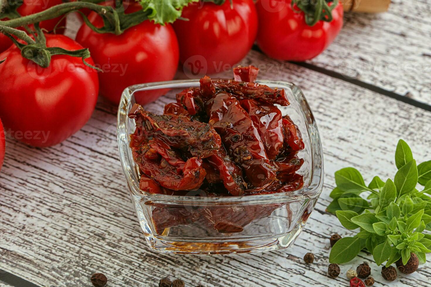 pomodori secchi con olio d'oliva foto