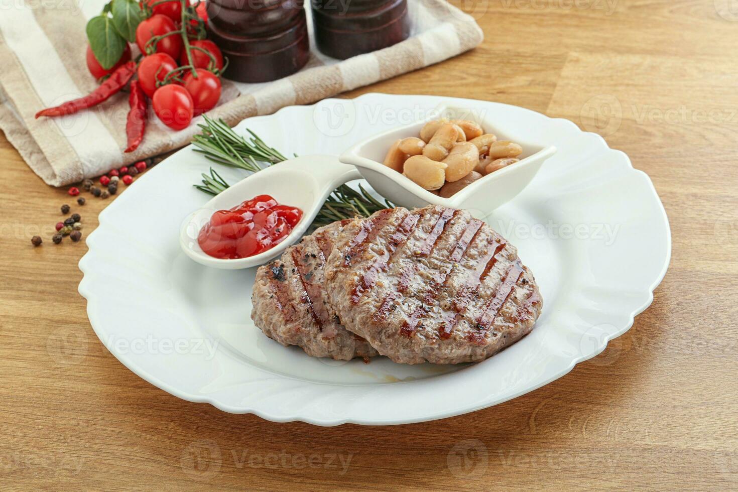 cotoletta di hamburger di manzo alla griglia con salsa foto