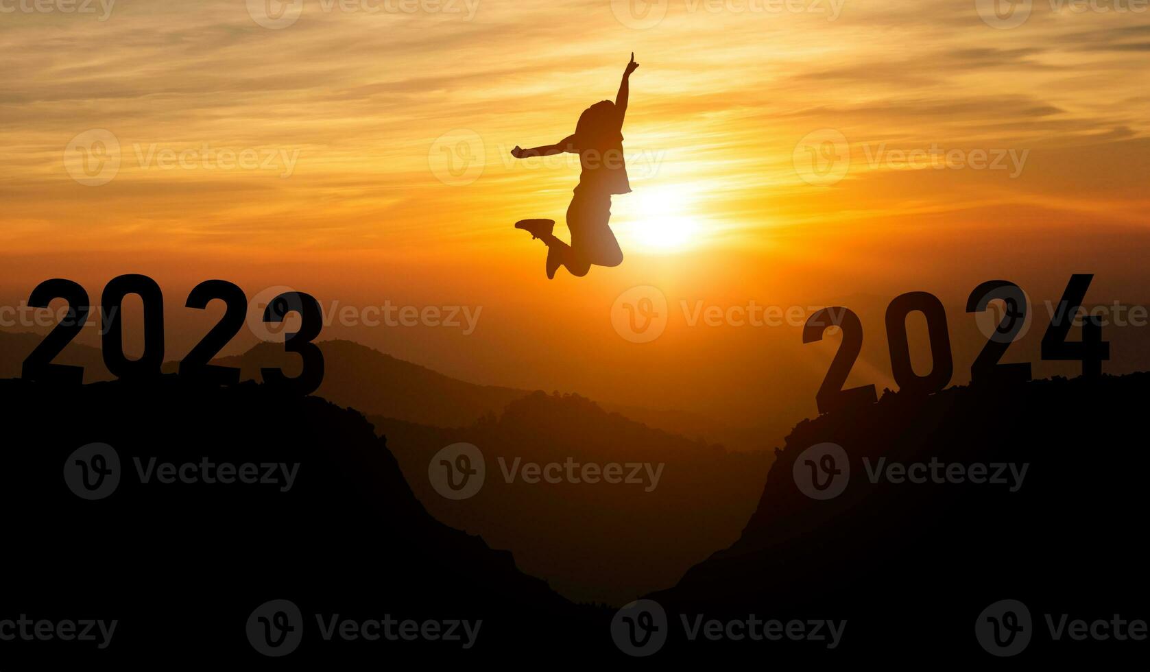donna saltare contento nuovo anno 2024 concetto, silhouette di donna salto al di sopra di barriera scogliera e successo a partire dal 2023 scogliera per 2024 scogliera tramonto sfondo. contento nuovo anno per ragnatela bandiera e annuncio. foto