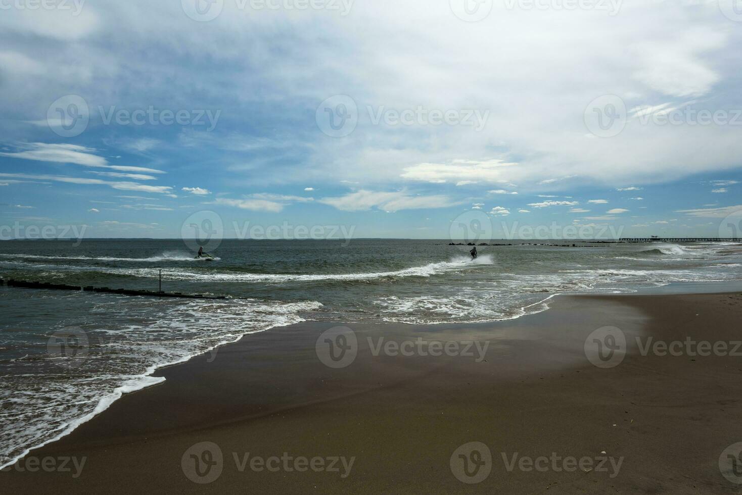 soleggiato primavera giorno su il spiaggia foto