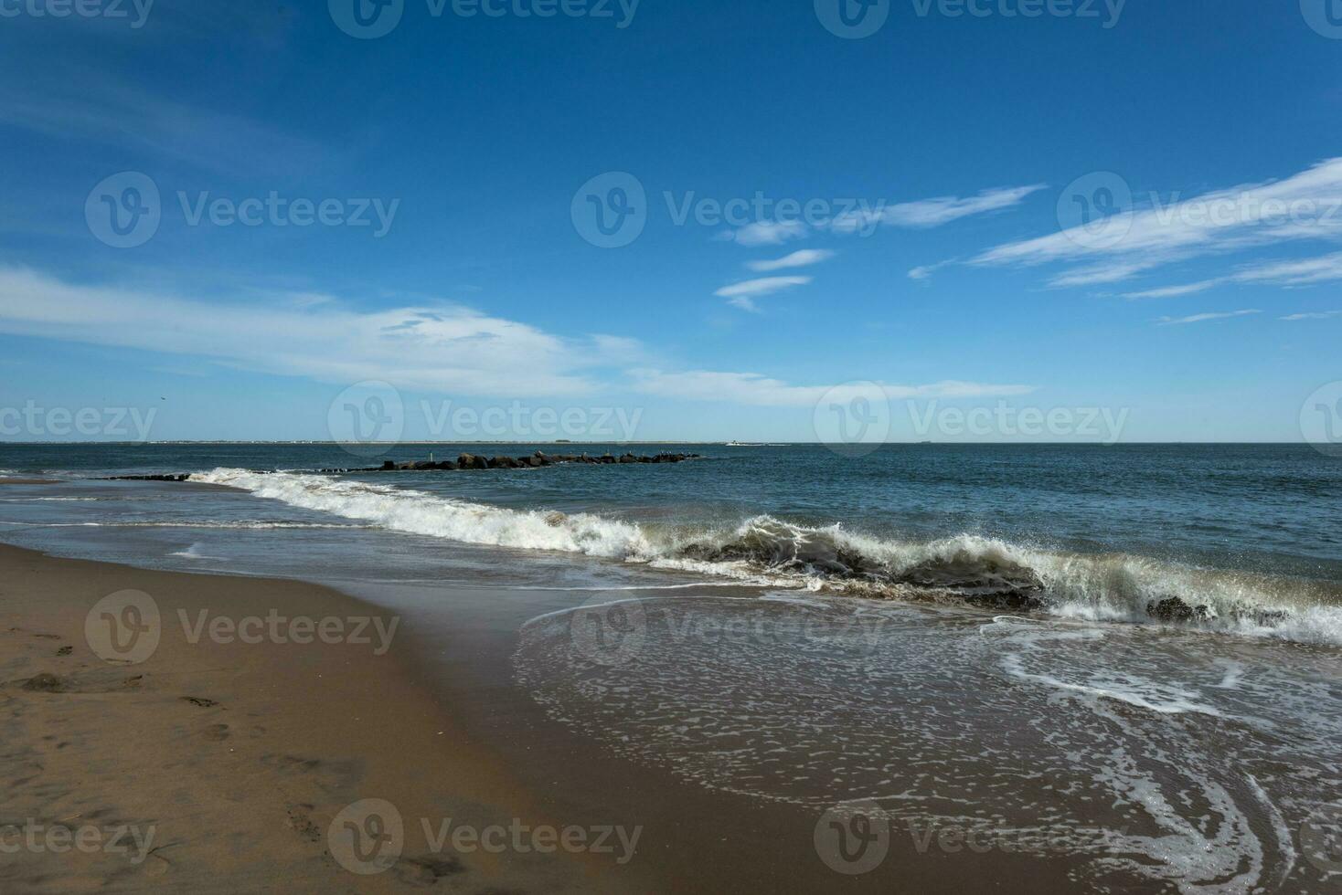 soleggiato primavera giorno su il spiaggia foto