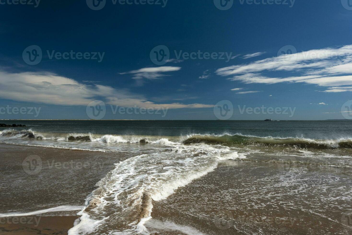 soleggiato primavera giorno su il spiaggia foto