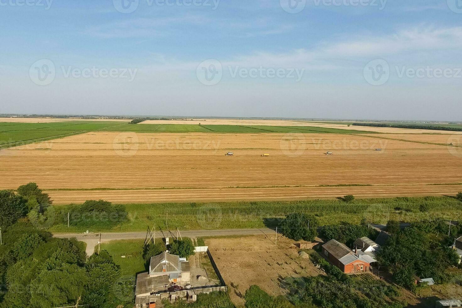 Visualizza di il campo attraverso il villaggio. rurale foto