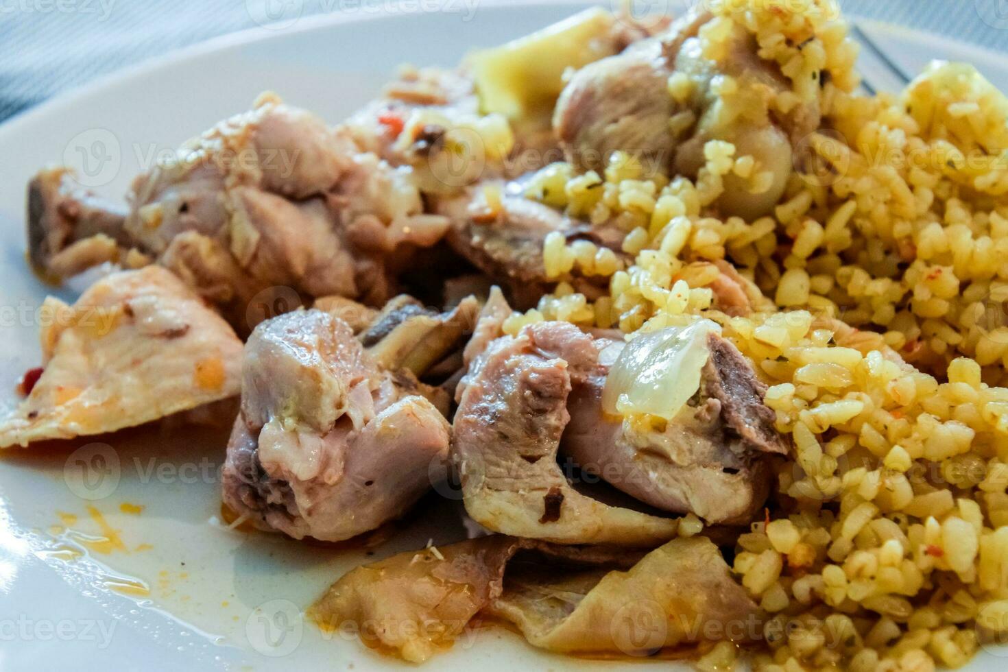 riso porridge con pollo nel un' bianca piatto su tavolo foto