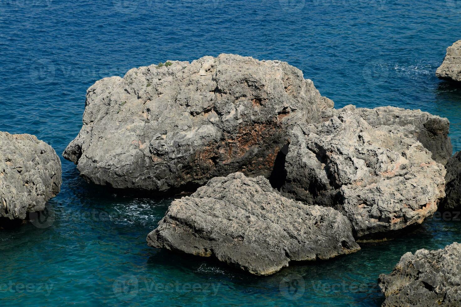 calcare scogliere di mare. onde battere su il rocce. foto