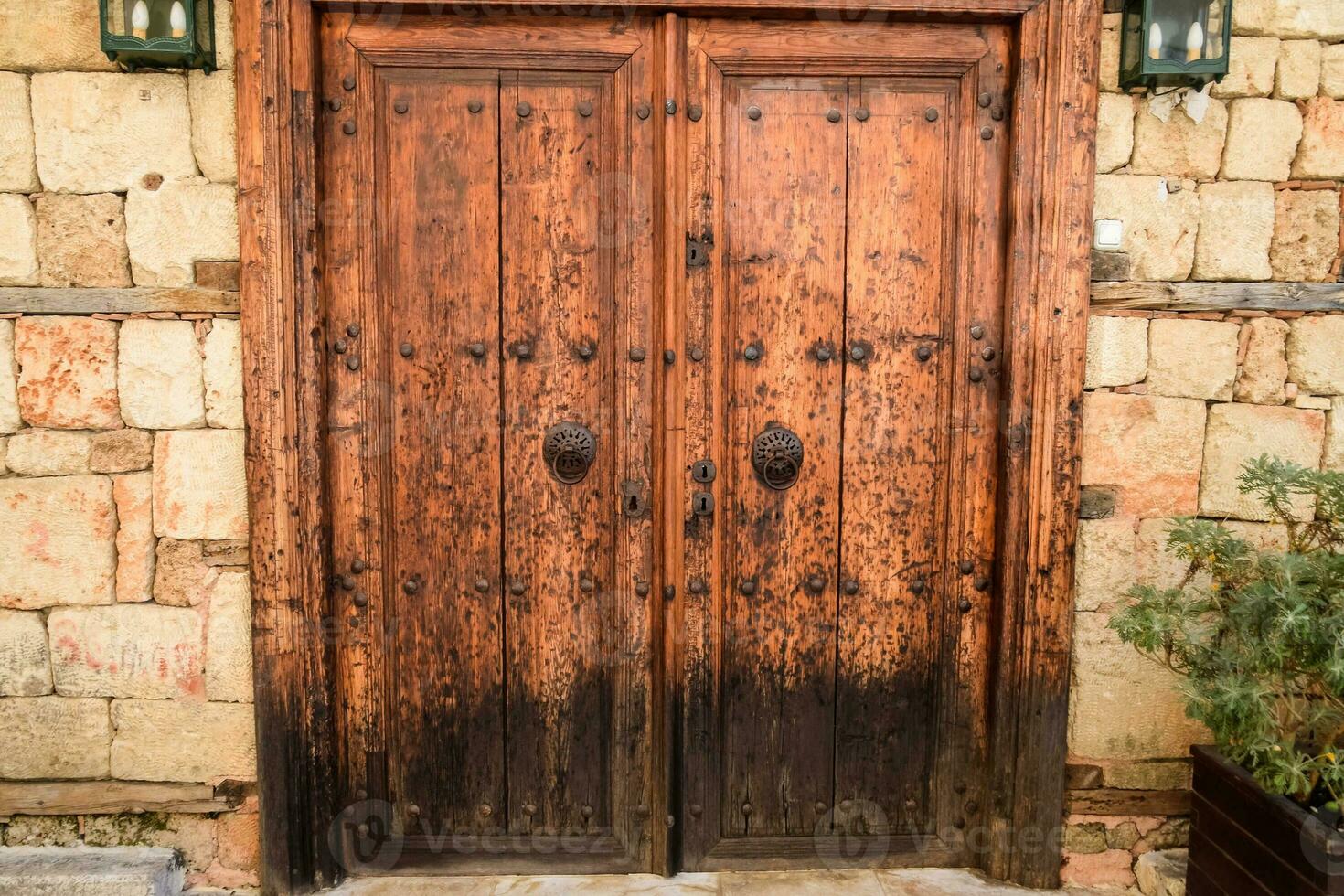 Vintage ▾ di legno cancello porta nel vecchio edificio di il storico cittadina di kaleici. foto