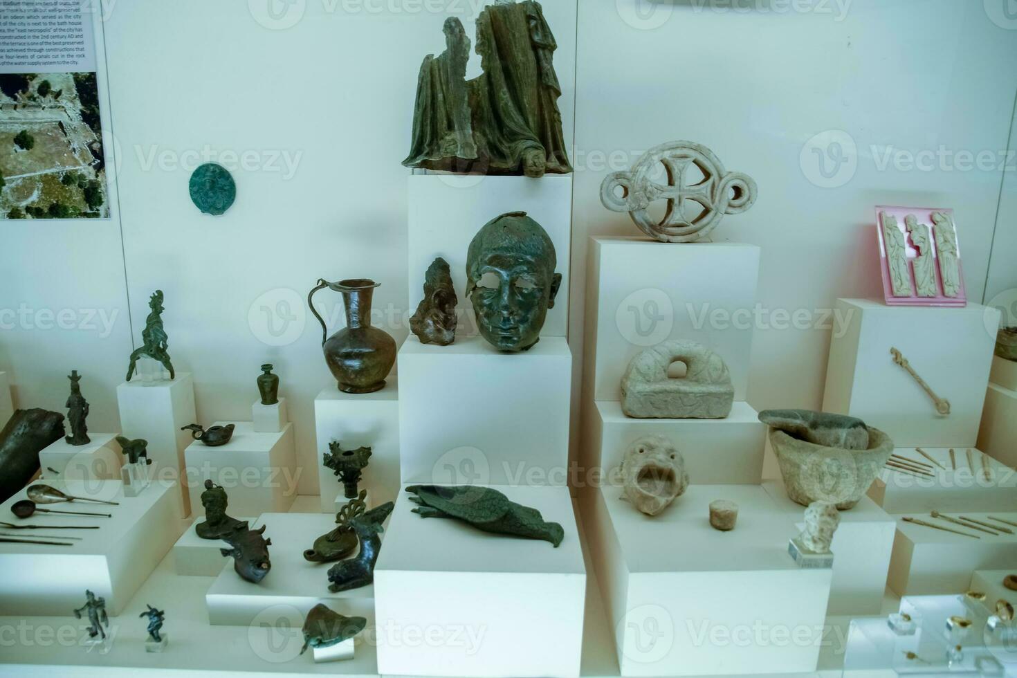 argilla e metallo piatti e argilla figurine e figurine nel il Museo di antichità di antalya. foto