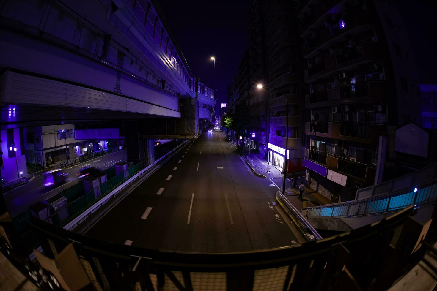 un' notte traffico a il città strada nel tokyo pesce occhio tiro foto