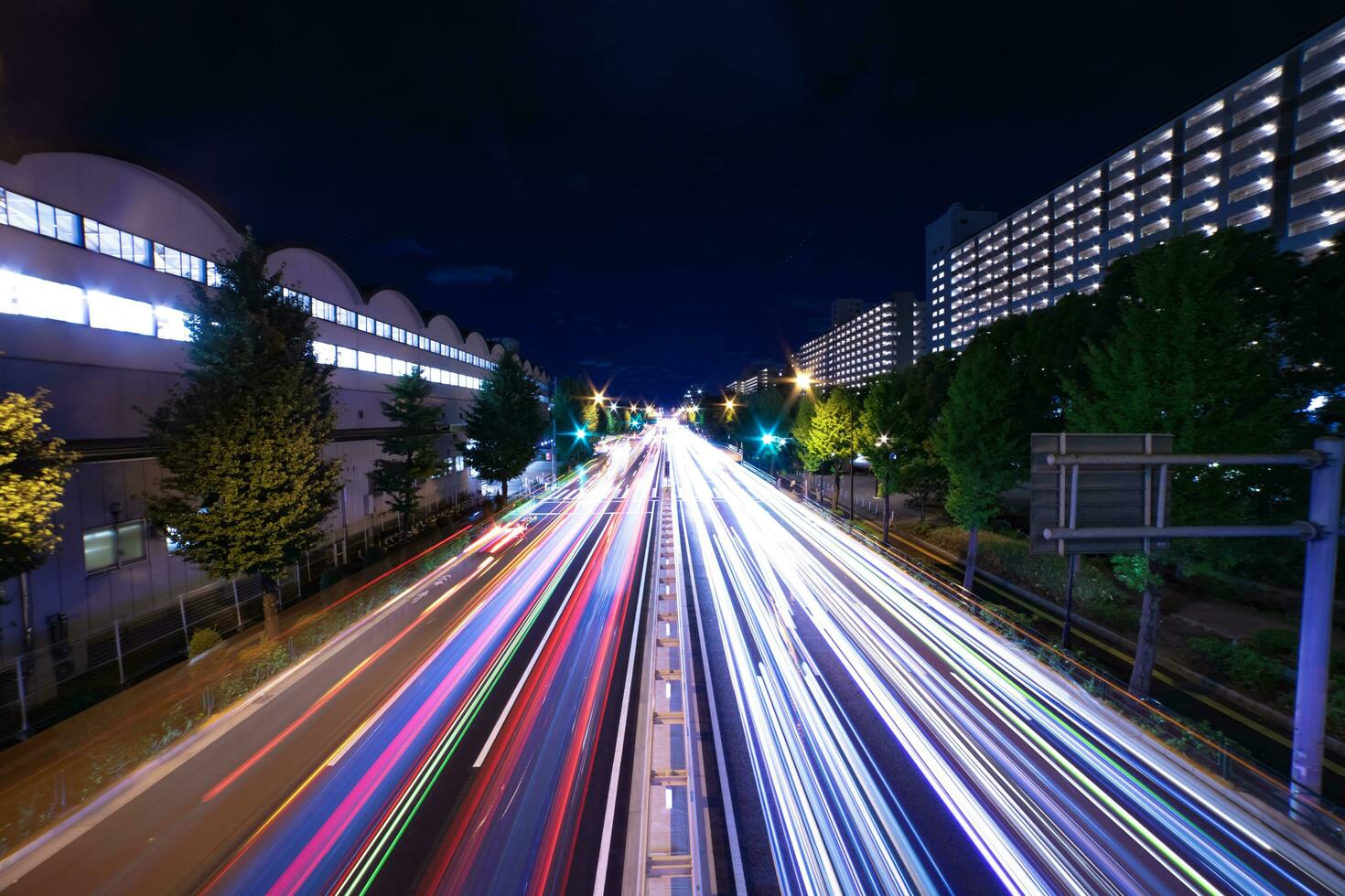 un' notte traffico marmellata a il centro strada nel tokyo largo tiro foto