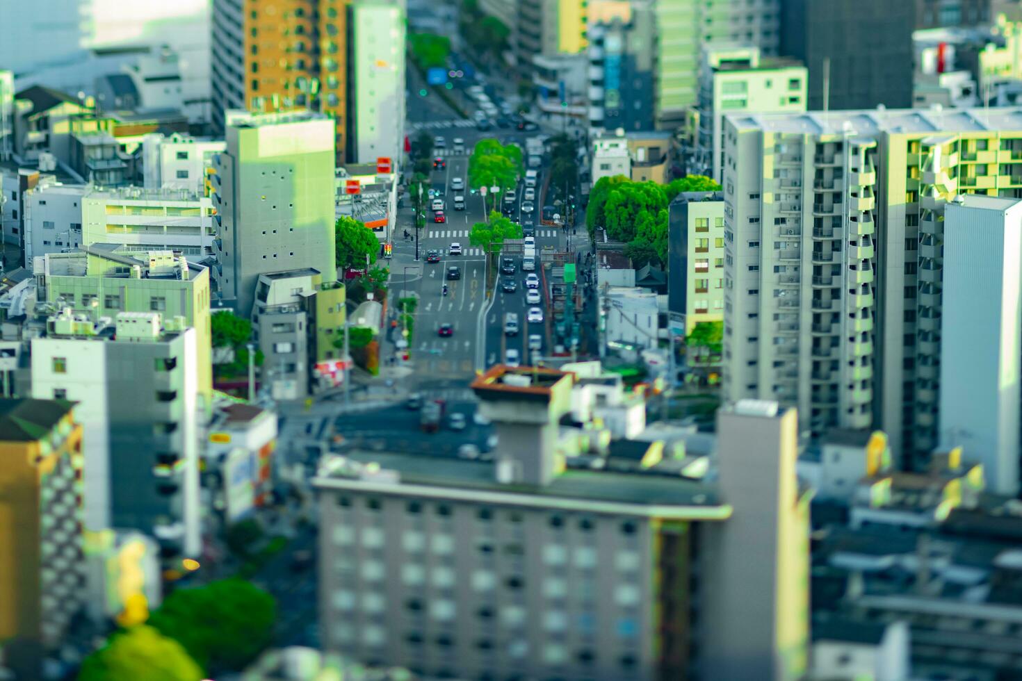 un' crepuscolo miniatura paesaggio urbano di alto angolo Visualizza a il urbano strada nel osaka foto