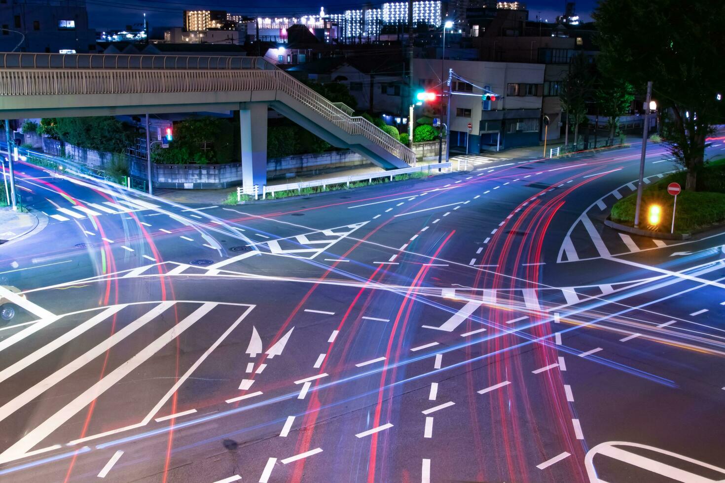 un' notte lasso di tempo di traffico marmellata a il città intersezione nel tokyo foto