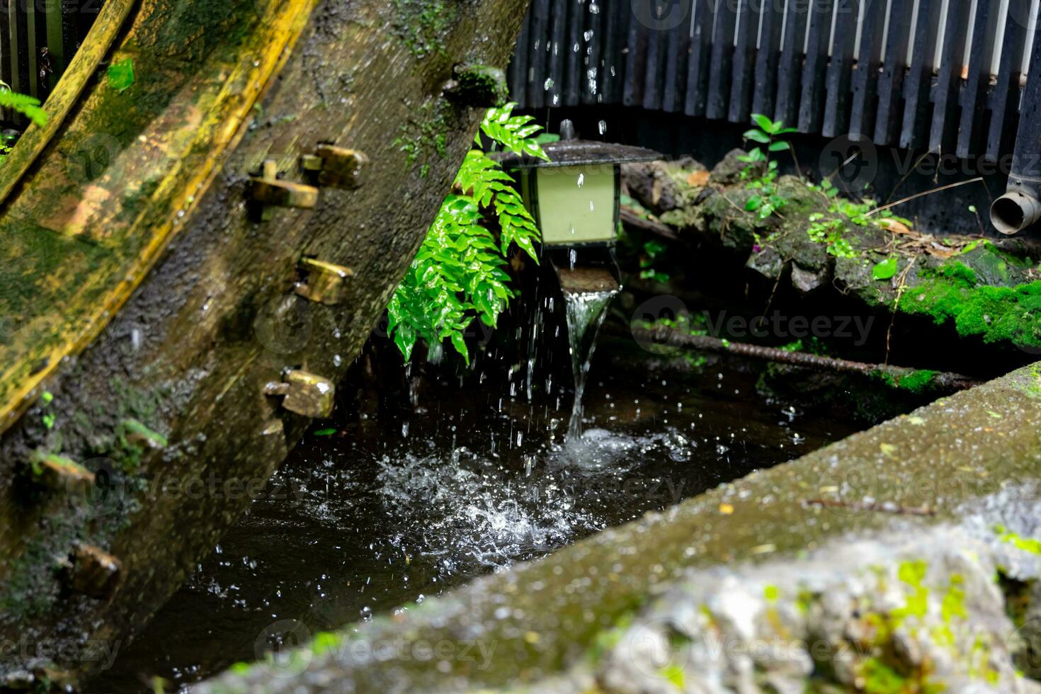 un' storico di legno ruota su il acqua superficie nel tokyo vicino su foto