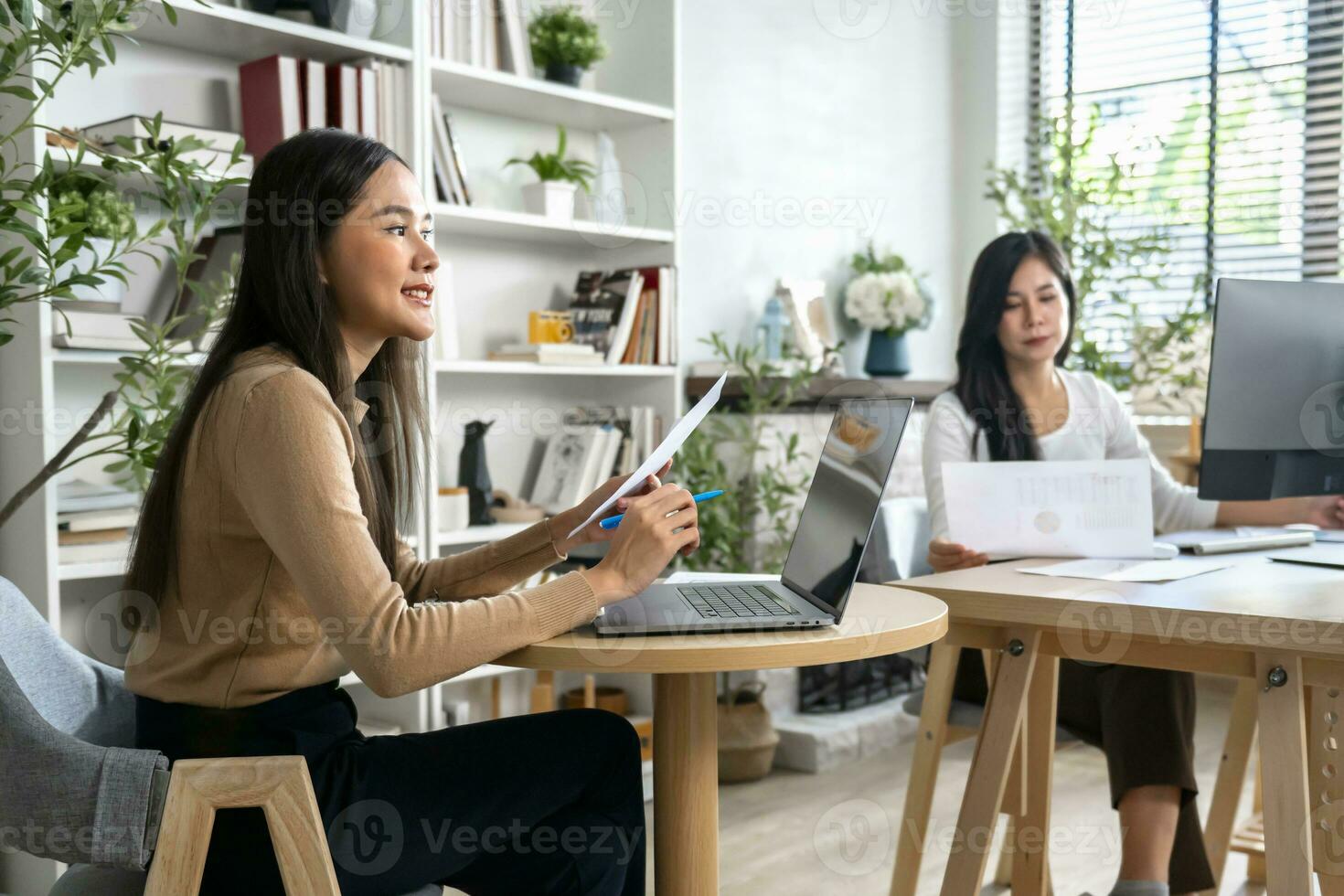 contabile o uditore Lavorando con computer nel ufficio foto