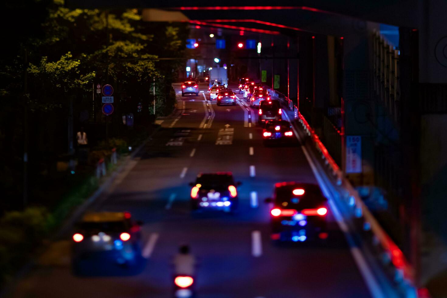 un' notte miniatura traffico marmellata a il città strada nel tokyo foto