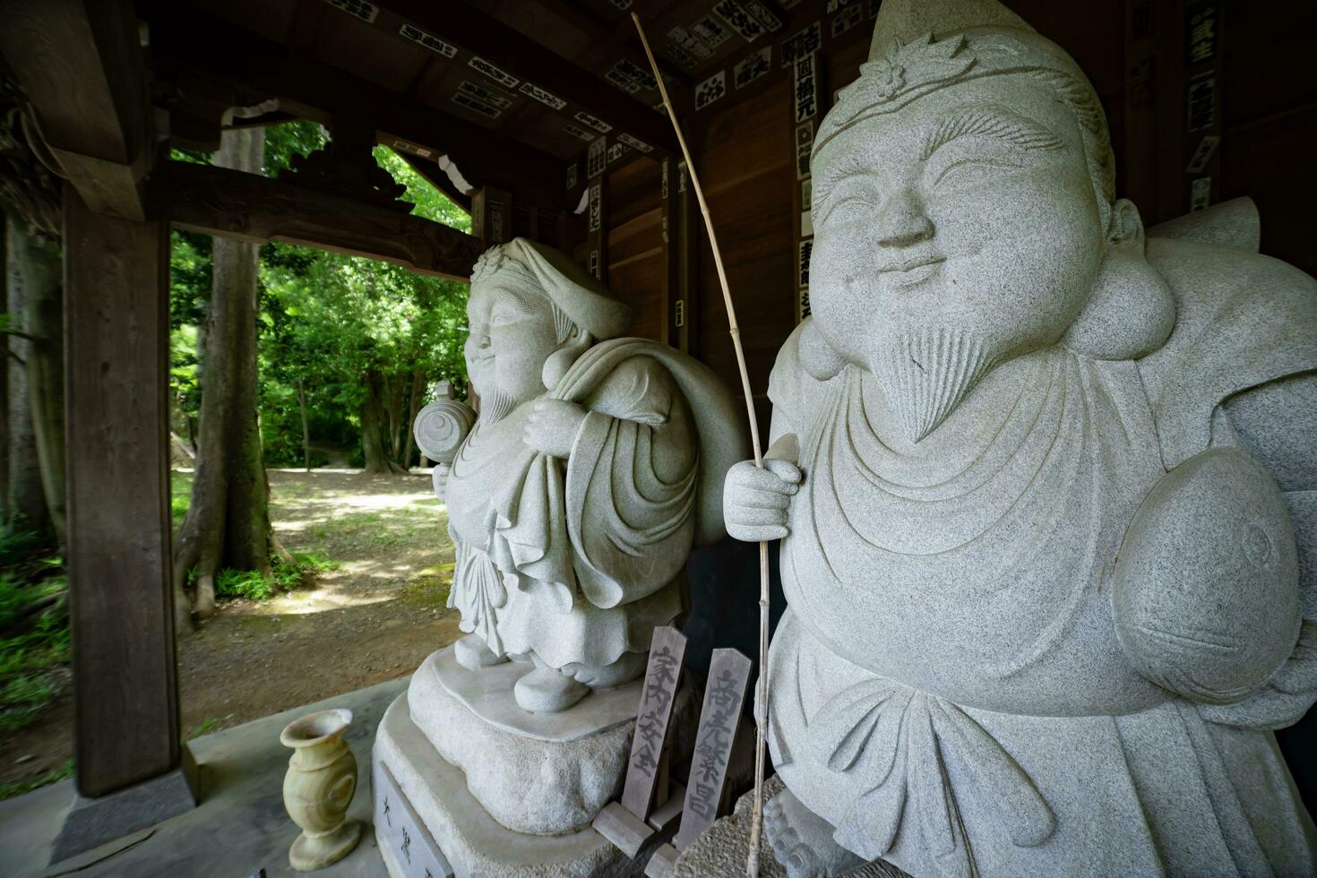 giapponese custode statue a il tradizionale strada nel tokyo foto