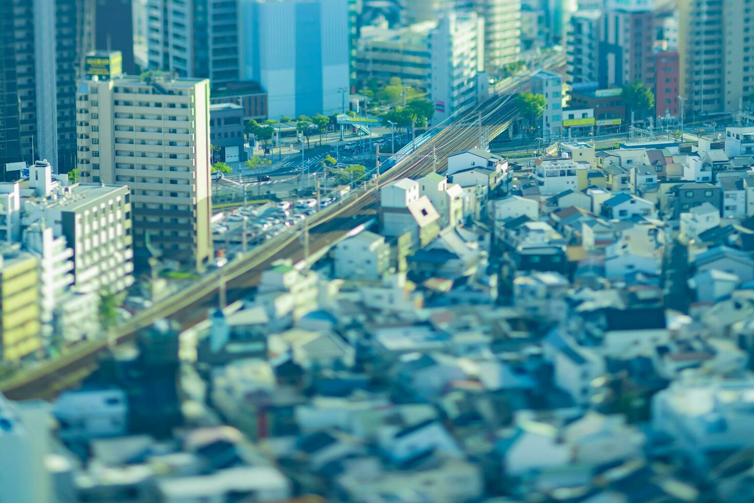 un' crepuscolo miniatura paesaggio urbano di alto angolo Visualizza vicino il ferrovia nel osaka foto