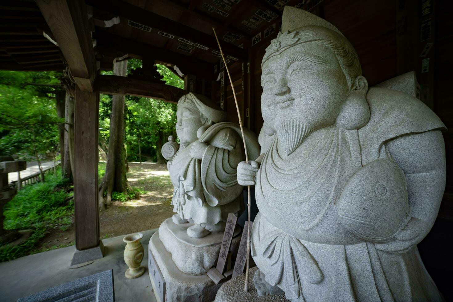 giapponese custode statue a il tradizionale strada nel tokyo foto