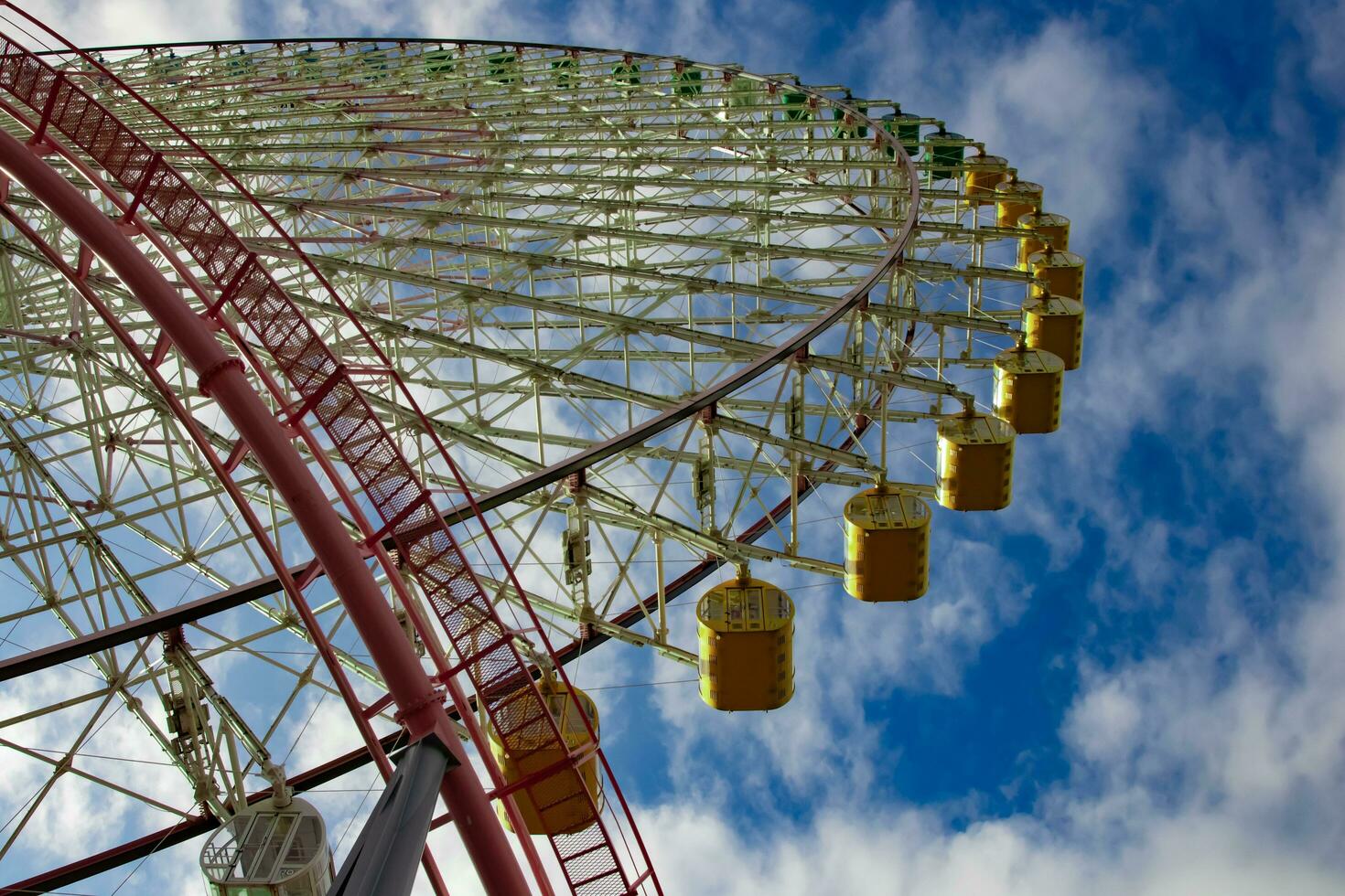 un' Ferris ruota dietro a il blu cielo nel Yokohama soleggiato giorno Basso angolo foto