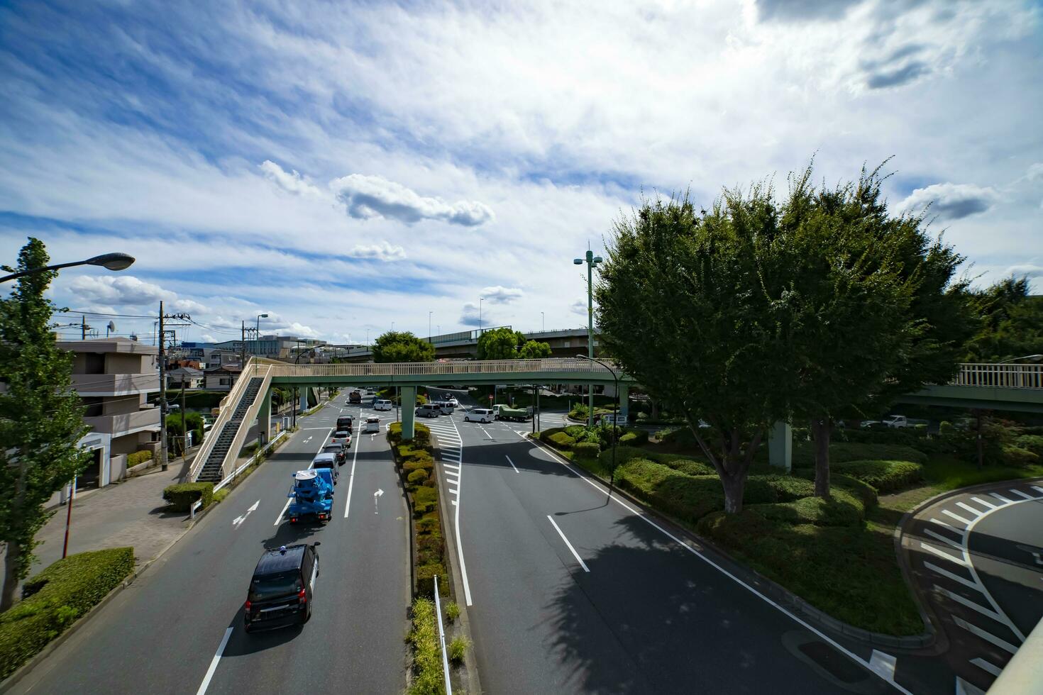 un' traffico marmellata a il centro strada nel takashimadaira tokyo largo tiro foto