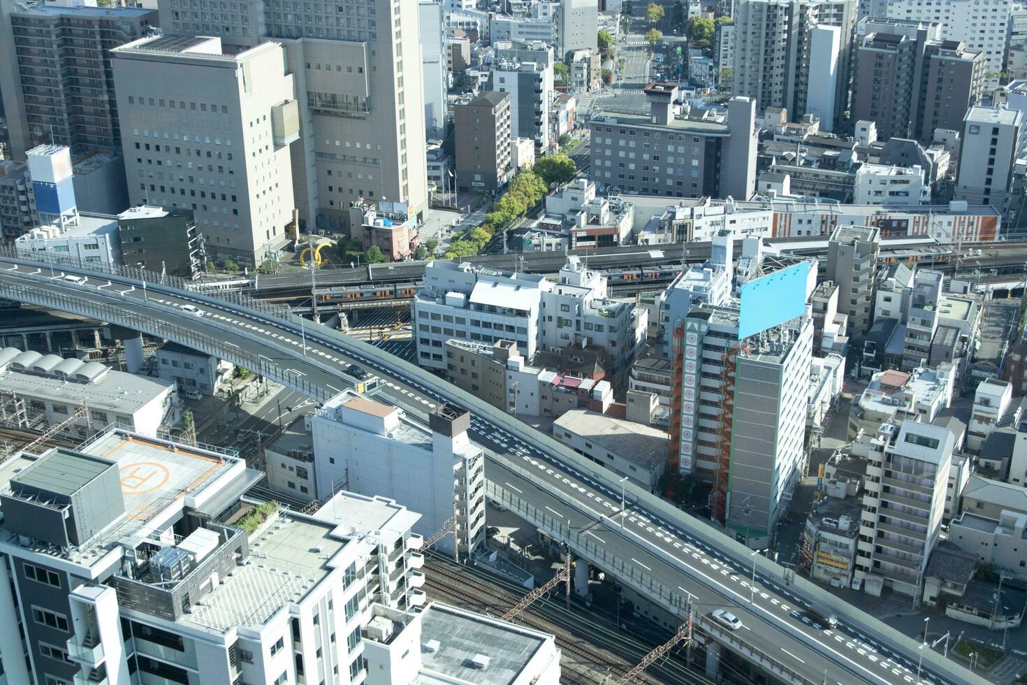 un' panorama paesaggio urbano vicino il ferrovia nel osaka largo tiro foto