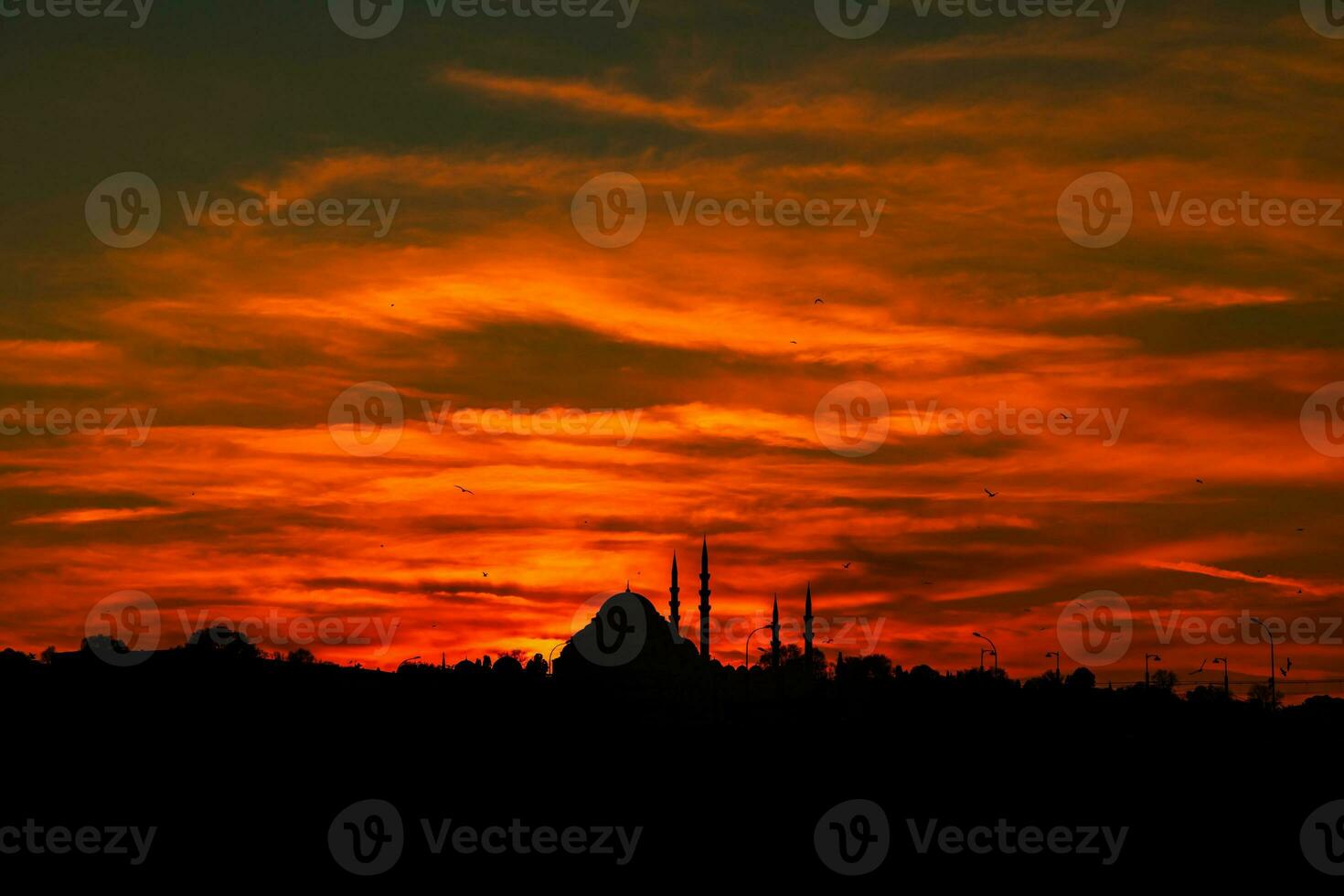 Istanbul a tramonto con drammatico arancia e rosso nuvole. silhouette di moschea foto