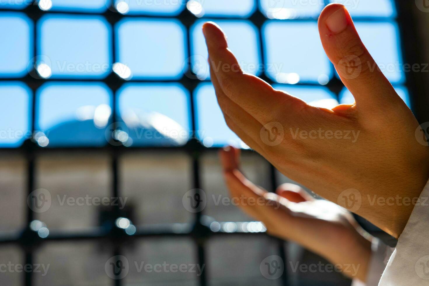 islamico foto. musulmano donna preghiere con raccolta mani nel un' moschea foto