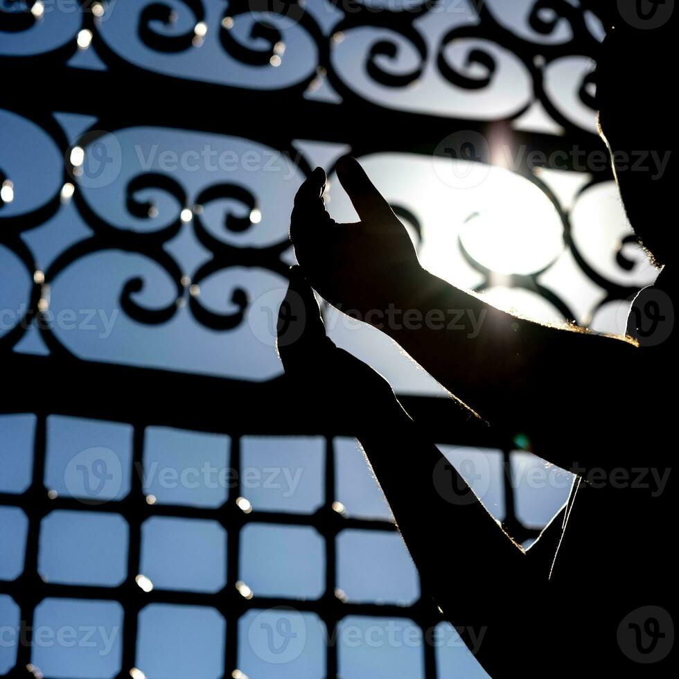 islamico concetto foto nel piazza formato. silhouette di un' musulmano uomo mentre preghiere