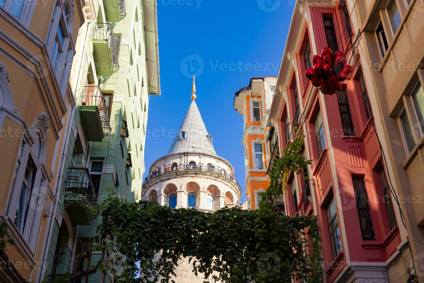 galata Torre a giorno. galata Torre Visualizza a partire dal strada. viaggio per Istanbul foto