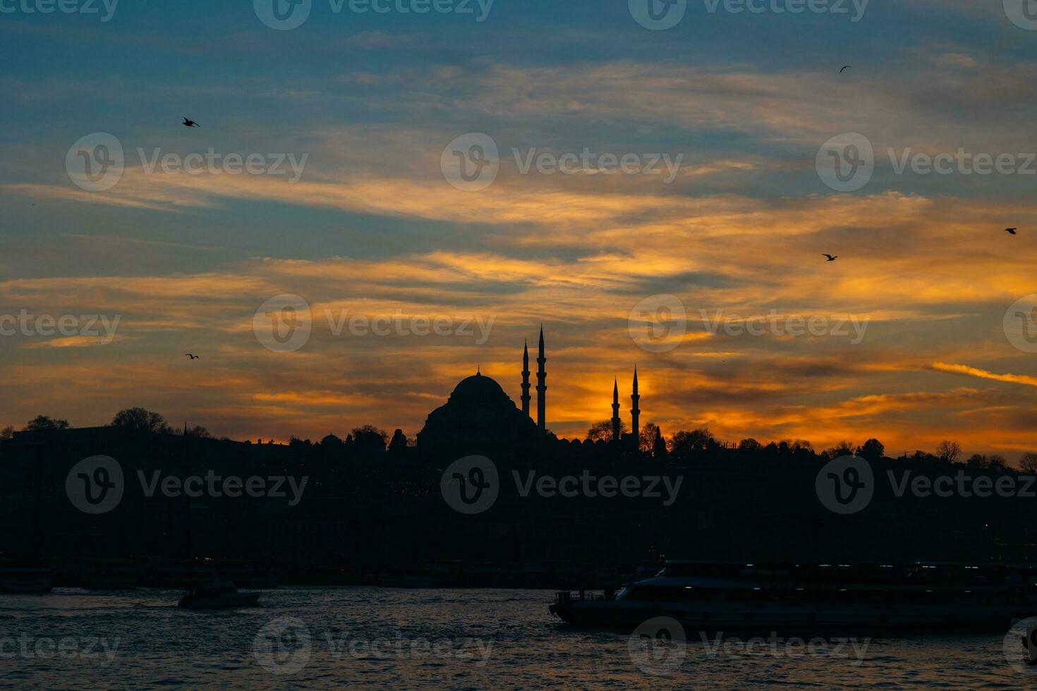 Istanbul silhouette sfondo. silhouette di suleymaniye moschea a tramonto. foto