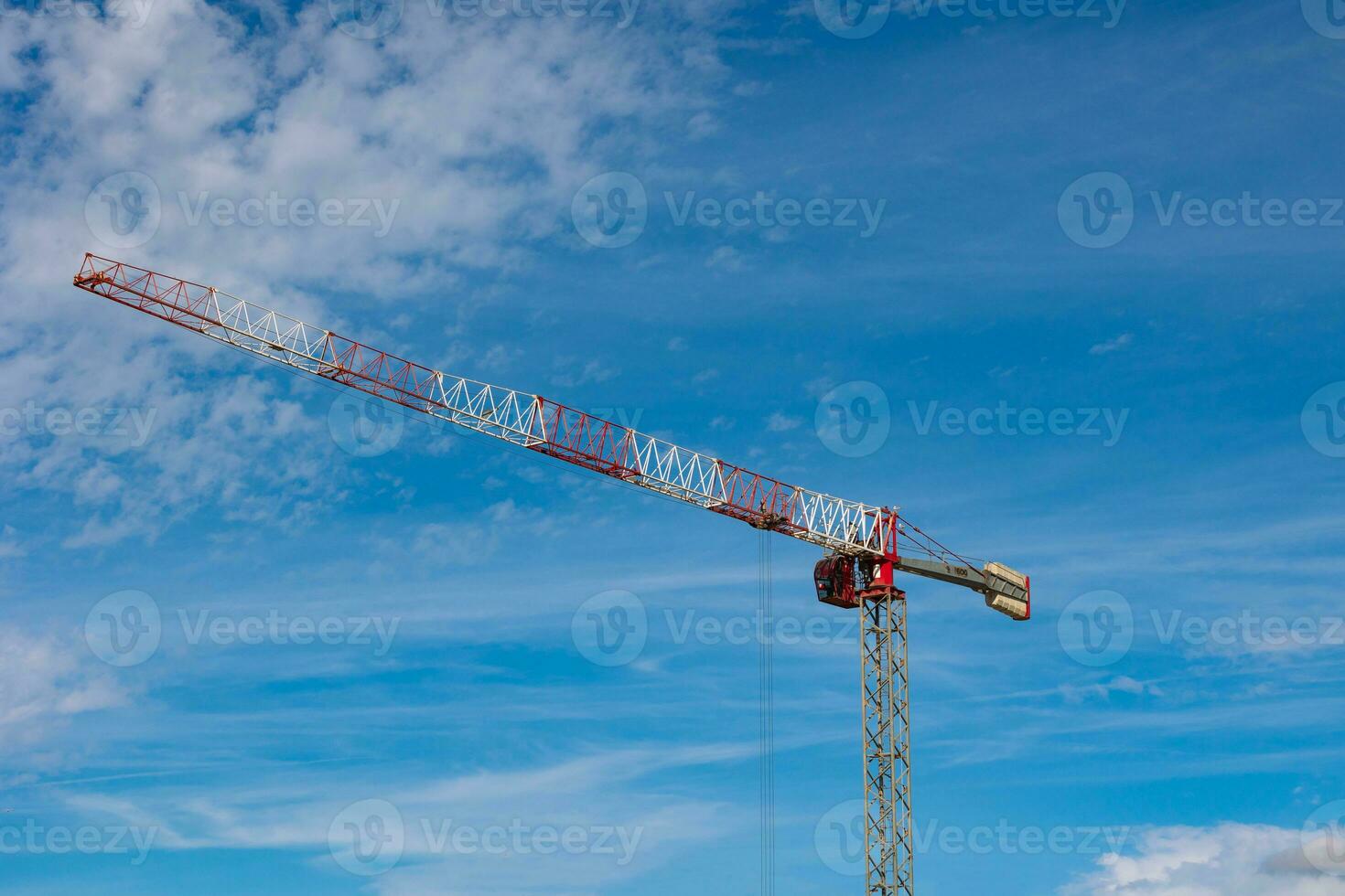 costruzione sfondo foto. Torre gru isolato su in parte nuvoloso cielo foto