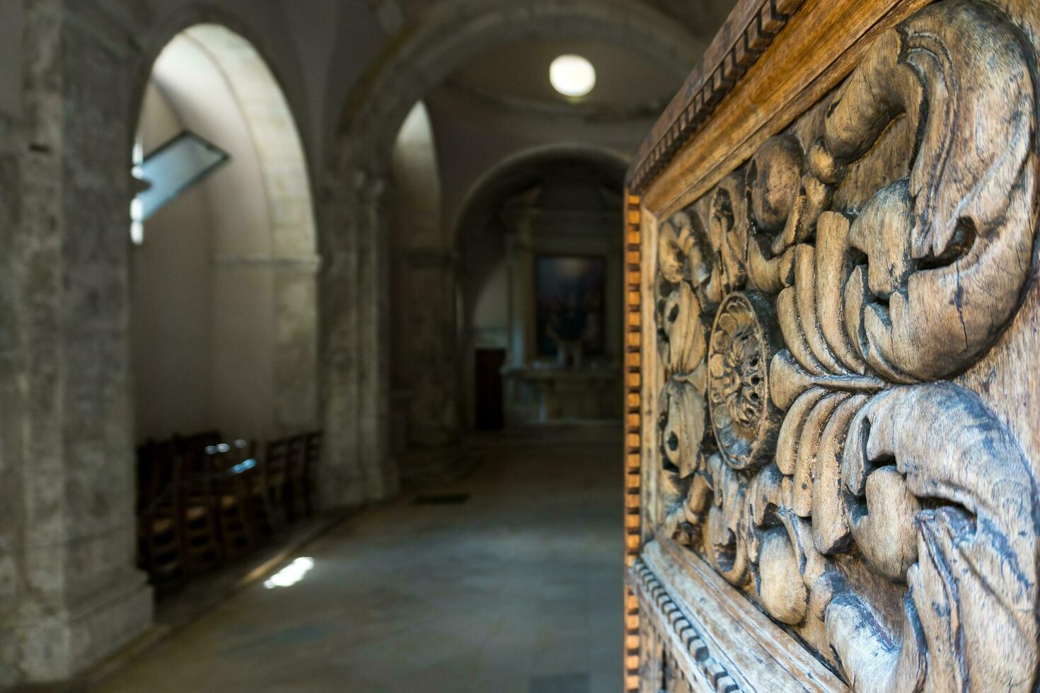 l'aquila, italia-agosto 12, 2021-ingresso di il eremo di il santo spirito un antico Chiesa scavata in un' scogliera con un' ben conservato affrescare, altare e quello dell'eremita cellule. foto